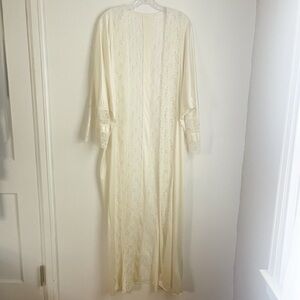 Vintage Elegant Cream Lace and Satin Dressing Gown or Poolside Fashion